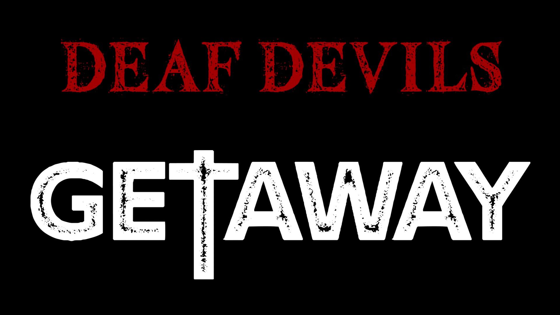 La banda Deaf Devils tocando bajo luz magenta, con el logo en el parche del bombo