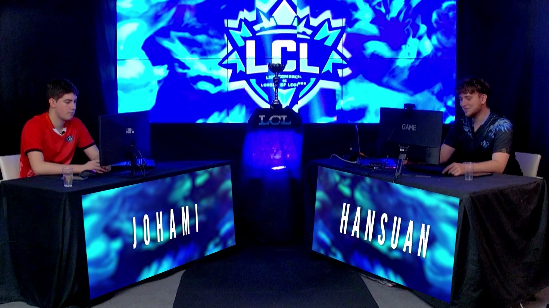Señal de programa de la retransmisión: la partida de League of Legends con dos PiP de los jugadores y el faldón de Comarcal TV