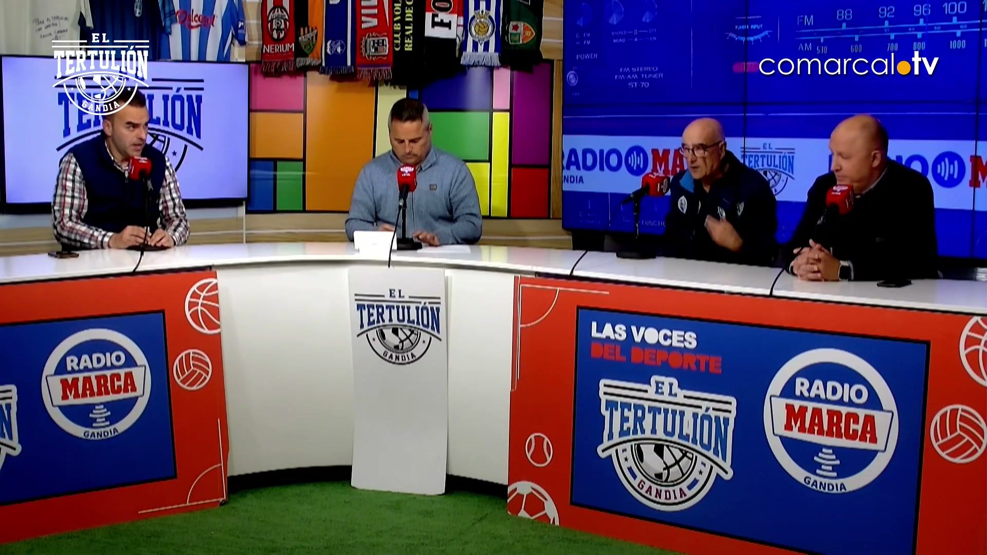 Plano general del plató de El Tertulión de Gandía con los tertulianos en la mesa y la decoración de Radio Marca